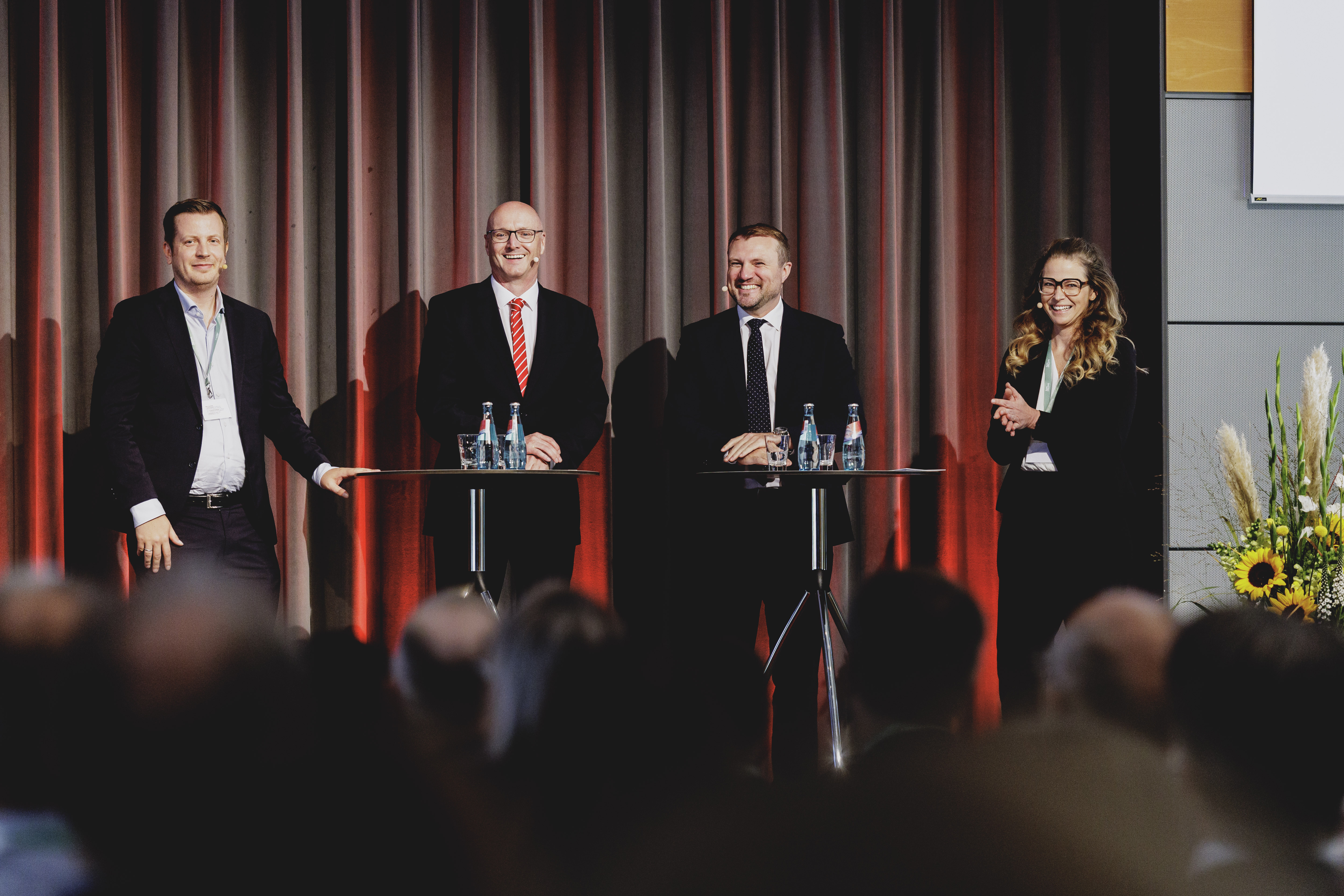 Christian Woronka, Geschäftsführer der TMB Tourismus-Marketing Brandenburg GmbH, udger Weskamp, Geschäftsführender Präsident des Ostdeutschen Sparkassenverbandes, Wirtschaftsminister Daniel Keller und Moderatorin auf der Bühne beim Brandenburgischen Tourismustag 2025